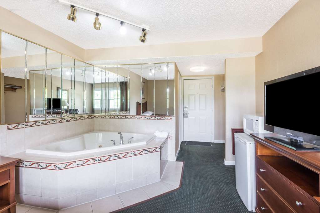 Howard Johnson by Wyndham Hartford South Rocky Hill - photo 10