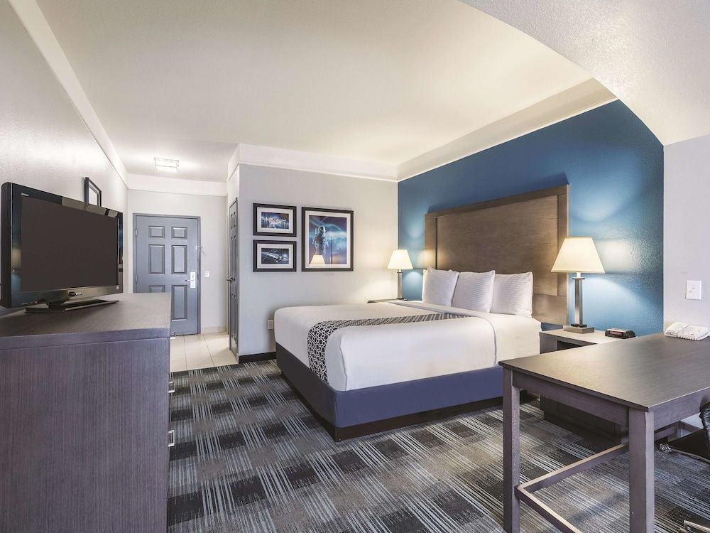 La Quinta Inn & Suites by Wyndham Houston Clear Lake NASA - photo 20