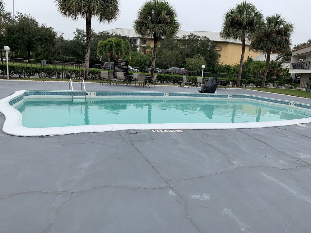 Super 8 by Wyndham Naples - photo 16