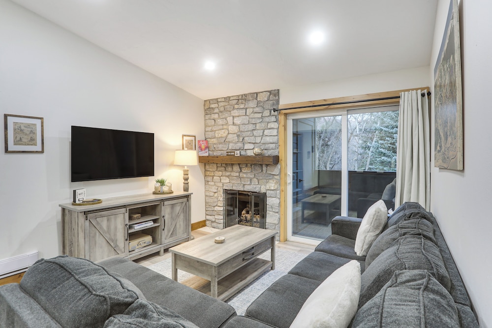 Cozy Avon Condo w Grill: Walk to Ski Shuttle — 4-Star Luxury Hotel in Avon, United States