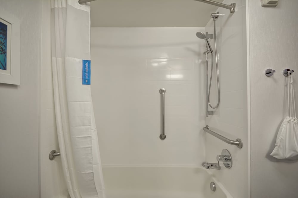 Hampton Inn & Suites Los Angeles Burbank Airport - photo 28