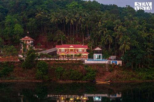 StayVista at Lagoons Villa with Lawn Pool WiFi — 4-Star Luxury Hotel in Kozhikode, India