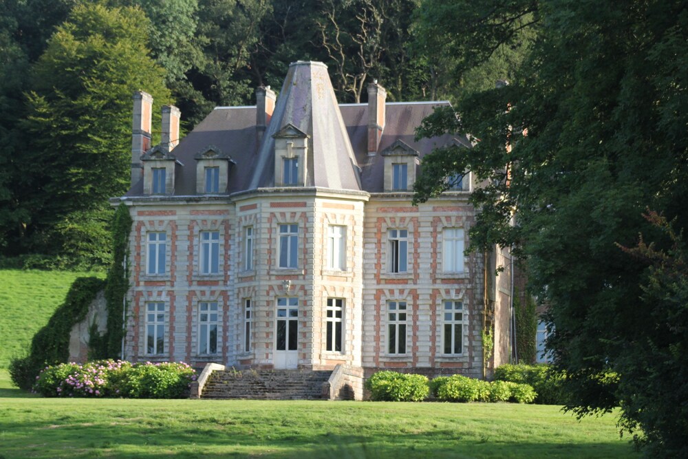 Gîte du Chateau de la Caloterie — 4-Star Luxury Hotel in Montreuil, France