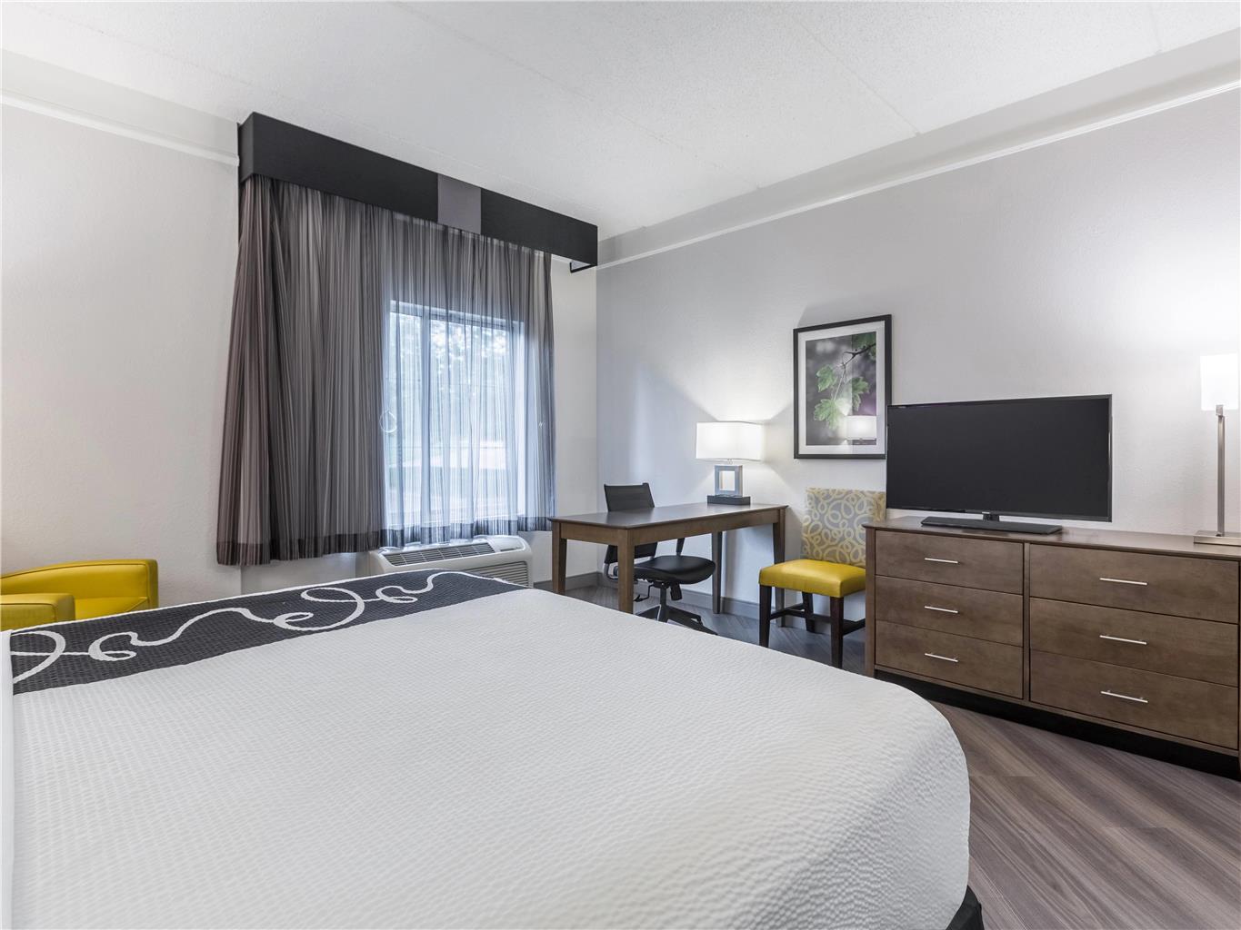 La Quinta Inn & Suites by Wyndham Atlanta Alpharetta - photo 11