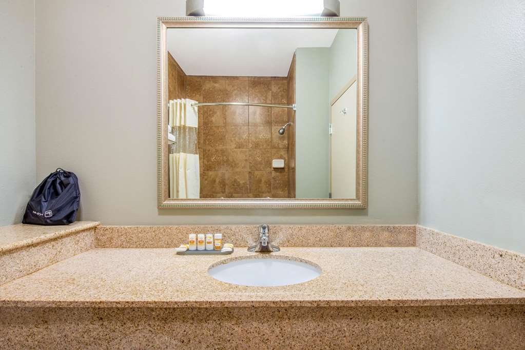 La Quinta Inn & Suites by Wyndham Glen Rose - photo 39