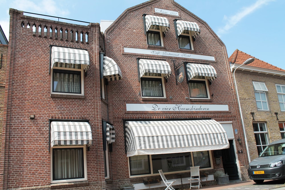 Hotel De Vier Heemskinderen — hotel in Ijzendijke