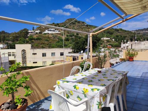 Attico in centro con vista mare e monti — 4-Star Luxury Hotel in Marina, Italy