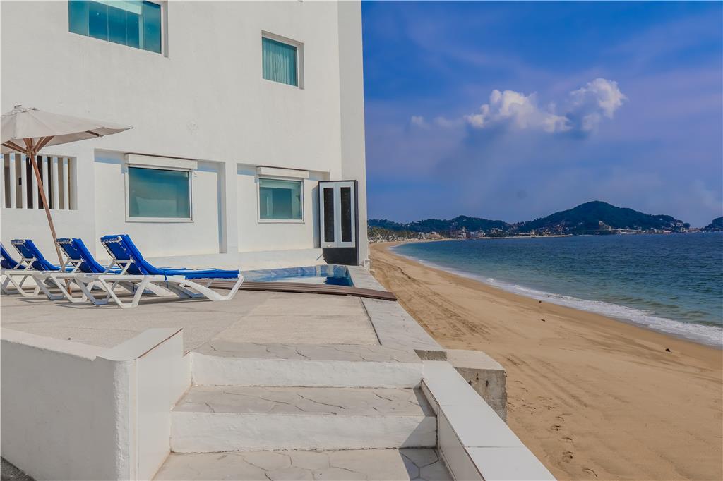 Enjoy the best of the Manzanillo sea, right in front of your hotel!