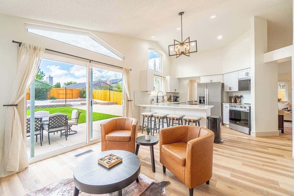 Modern Western Retreat Pet Friendly 4 Bed 2 Bath in Reno, United States