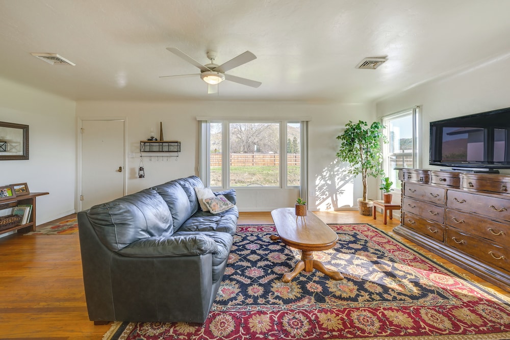 19 Mi to Sequoia Natl Park: Mtn view Woodlake Gem pet-friendly hotel Woodlake