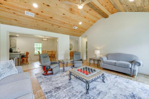 Perry Family Home on 2 Acres with Private Pool — Perry — photo 5