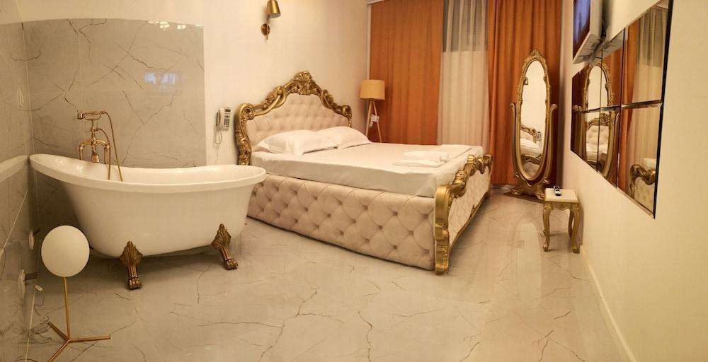 Hotel Gloria in Prishtina, Comoros