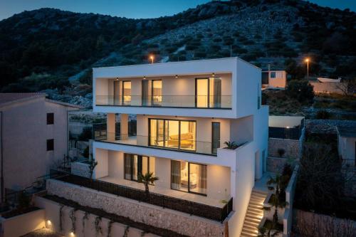 NEW Villa Brilliance heated pool 50 m2 sea view — 4-Star Luxury Hotel in Vranjic, Croatia