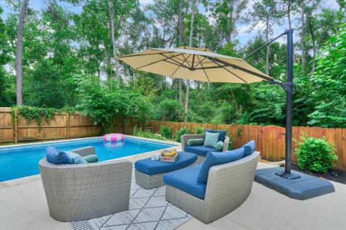 New Pool Spa Nature Trails The Woodlands 4BR Forest Retreat — 4-Star Luxury Hotel in Spring, United States
