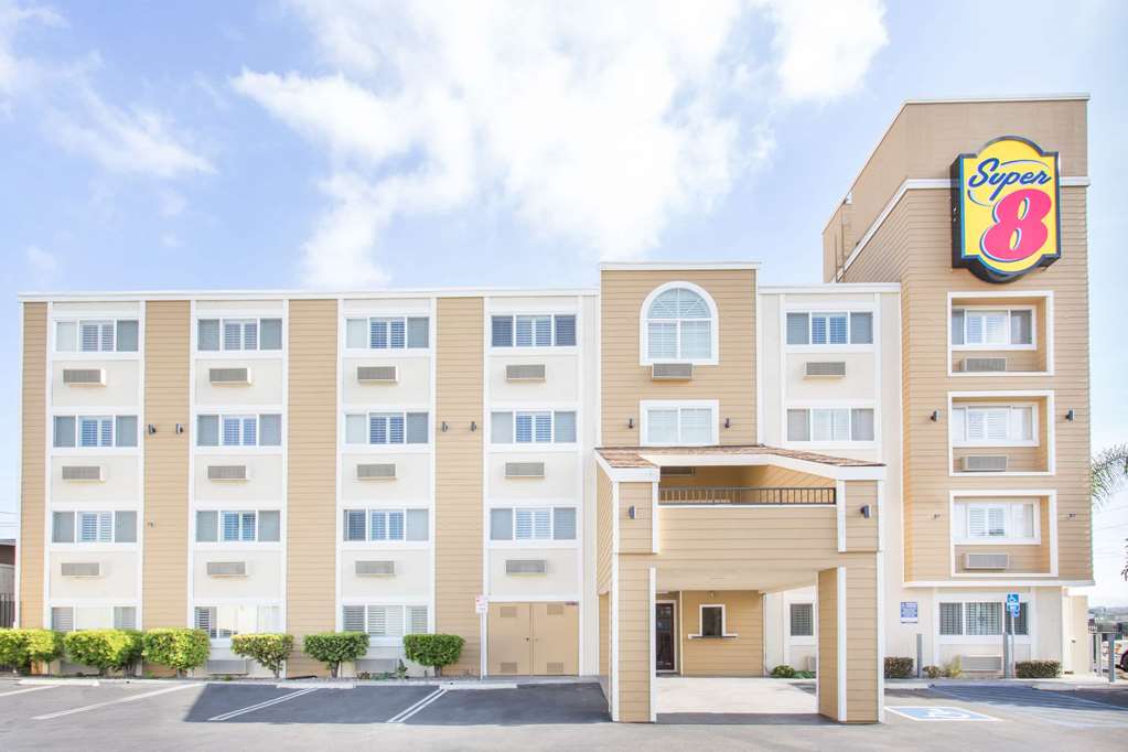 Super 8 by Wyndham National City Chula Vista — hotel in National City