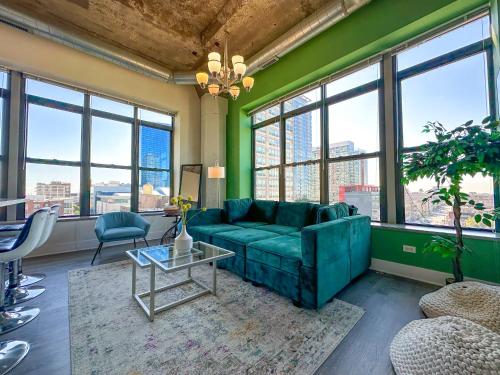 Luxury 2BR Suite with Optional Parking and Gym access Near McCormick Place and Soldier Field — 4-Star Luxury Hotel in Chicago, United States