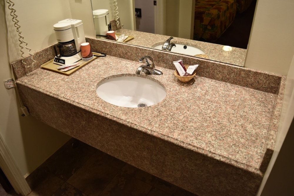 Travelodge by Wyndham Farmington - photo 3