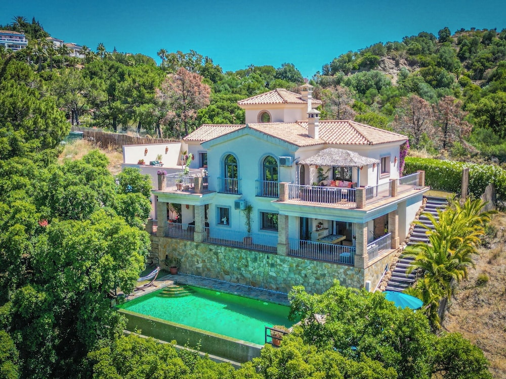 Luxury Villa Sleeps up to 8 & Infinity Pool — 4-Star Luxury Hotel in Estepona, Spain