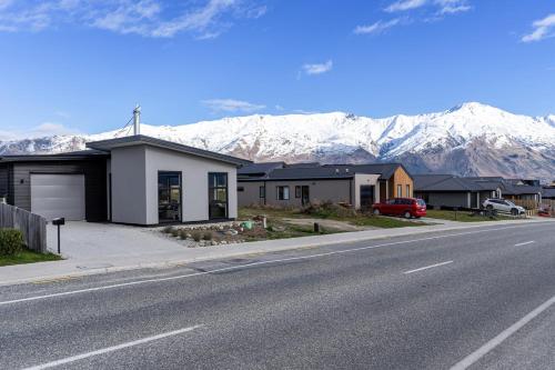 Paradise Point Wānaka Holiday Home — 4-Star Luxury Hotel in Wanaka, New Zealand