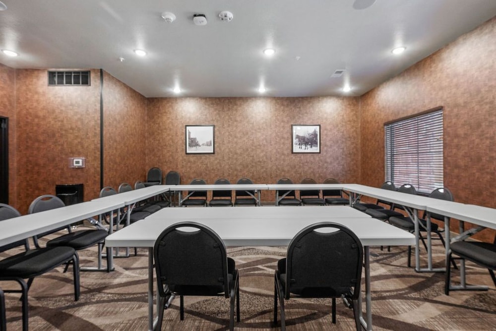 Cobblestone Hotel & Suites Mosinee - photo 100