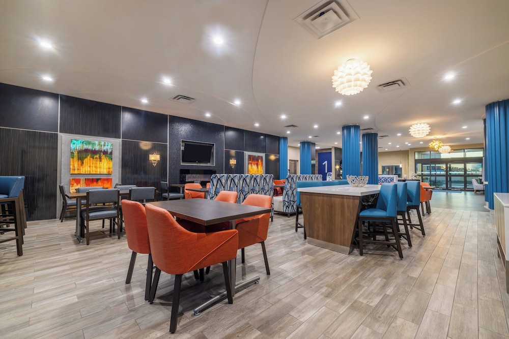 Holiday Inn Express and Suites Kansas City Airport by IHG - photo 40