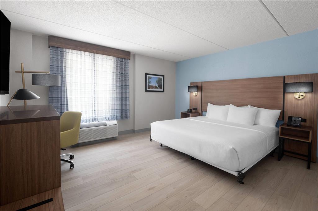 La Quinta Inn & Suites by Wyndham Raleigh Cary - photo 14