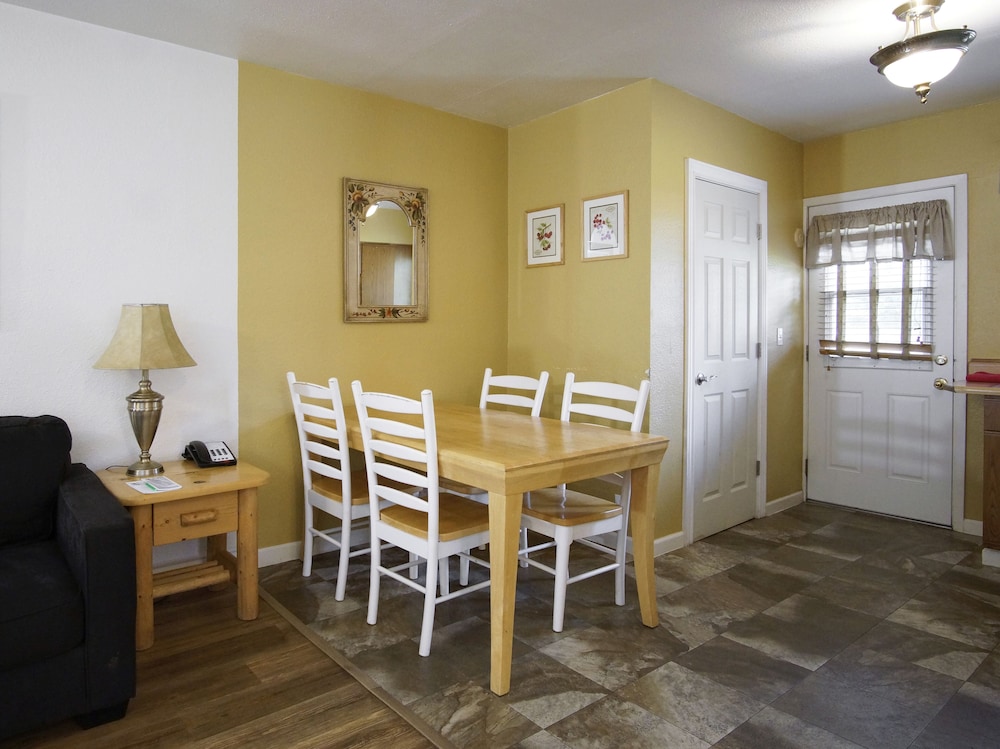Green Gables Motel & Suites - photo 29