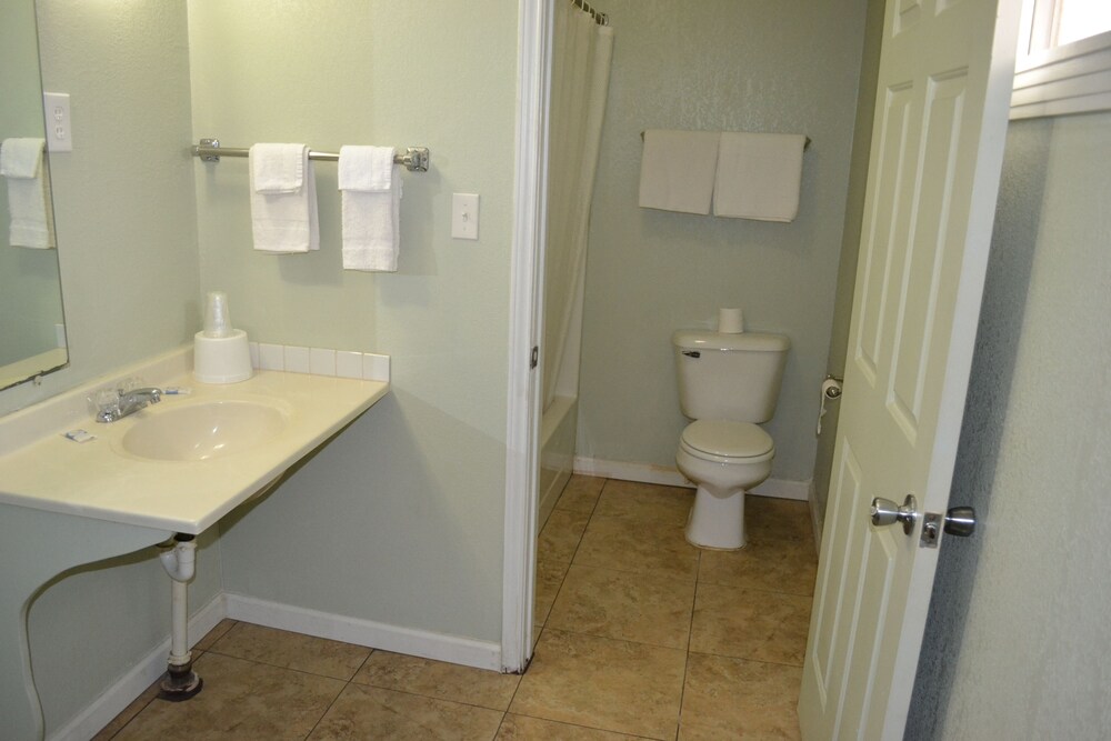 Lake Country Motel - photo 15