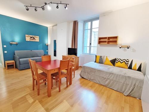 Frimousse Studio Wifi Centre Luchon Casier a Skis Ascenseur 4 Personnes in Bagneres-De-Luchon, France