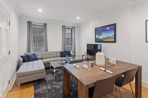 Beautiful 2 bedroom Graduate Hospital Back Patio — 4-Star Luxury Hotel in Philadelphia, United States