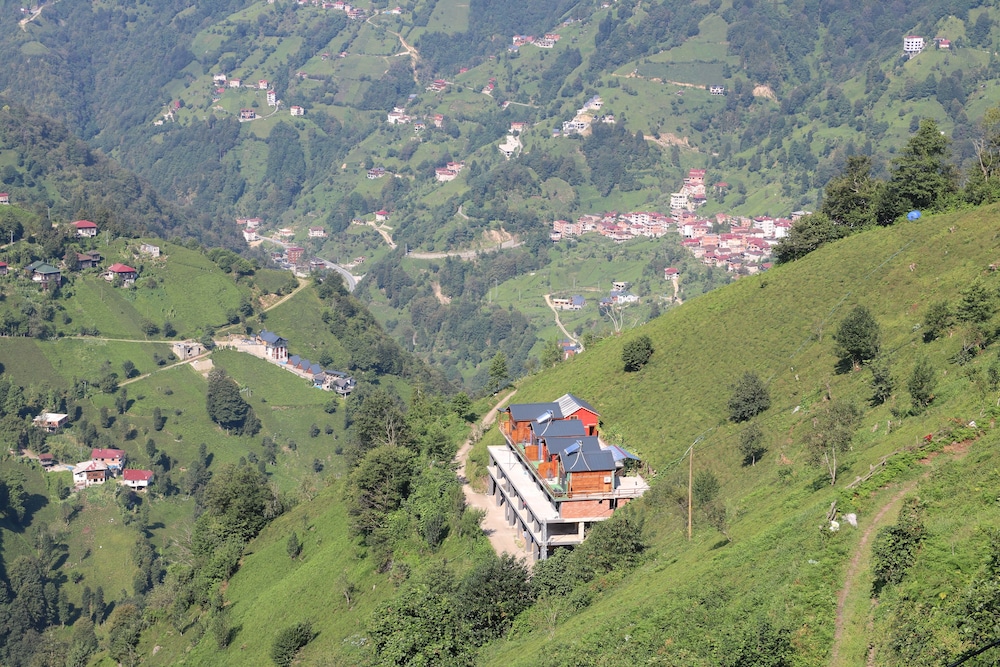 The Reo’s Suit in Camlihemsin, Turkey