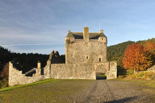 Neidpath Castle Cottage — 4-Star Luxury Hotel in Peebles, United Kingdom