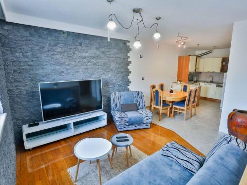 Apartment Lenka with garden — 4-Star Luxury Hotel in Sutivan, Croatia