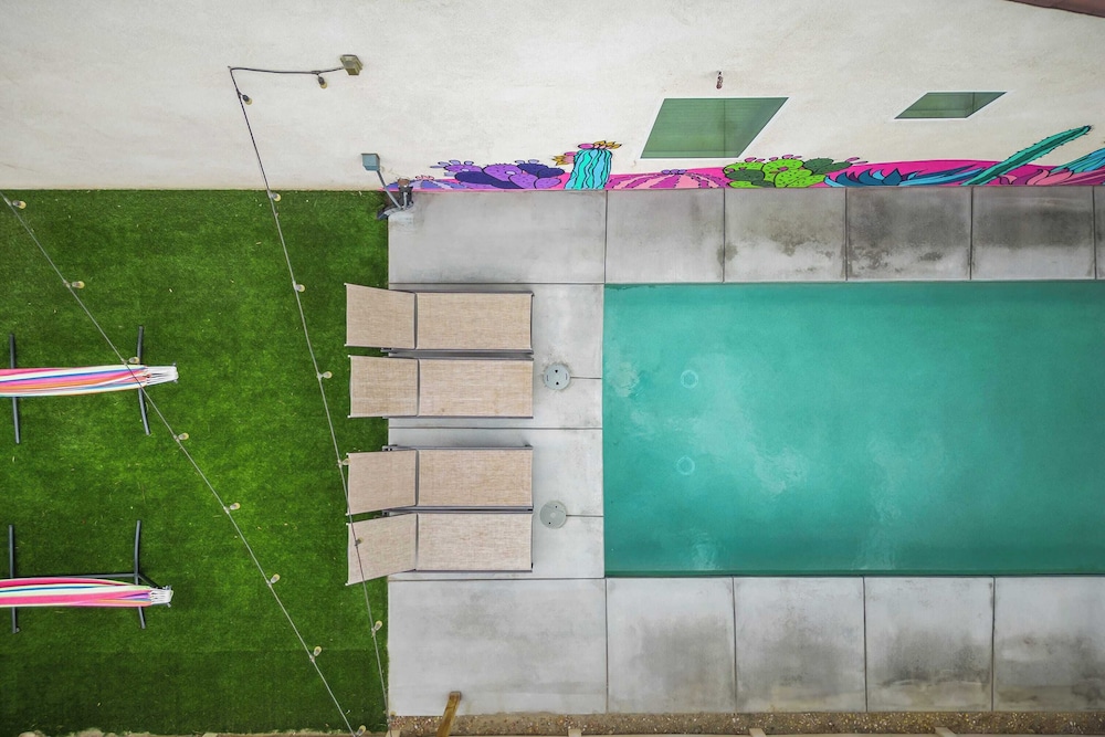 Kaleidoscope by AvantStay Colorful Escape Pool - photo 40