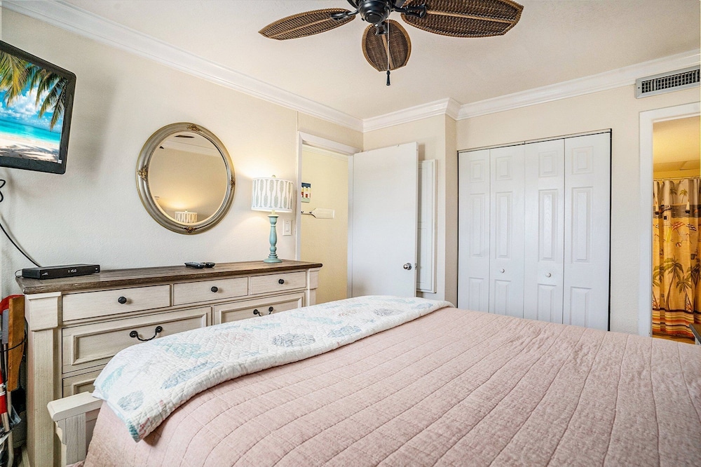 1004 Waters Edge Resort 1 Bedroom Condo by RedAwning - photo 3