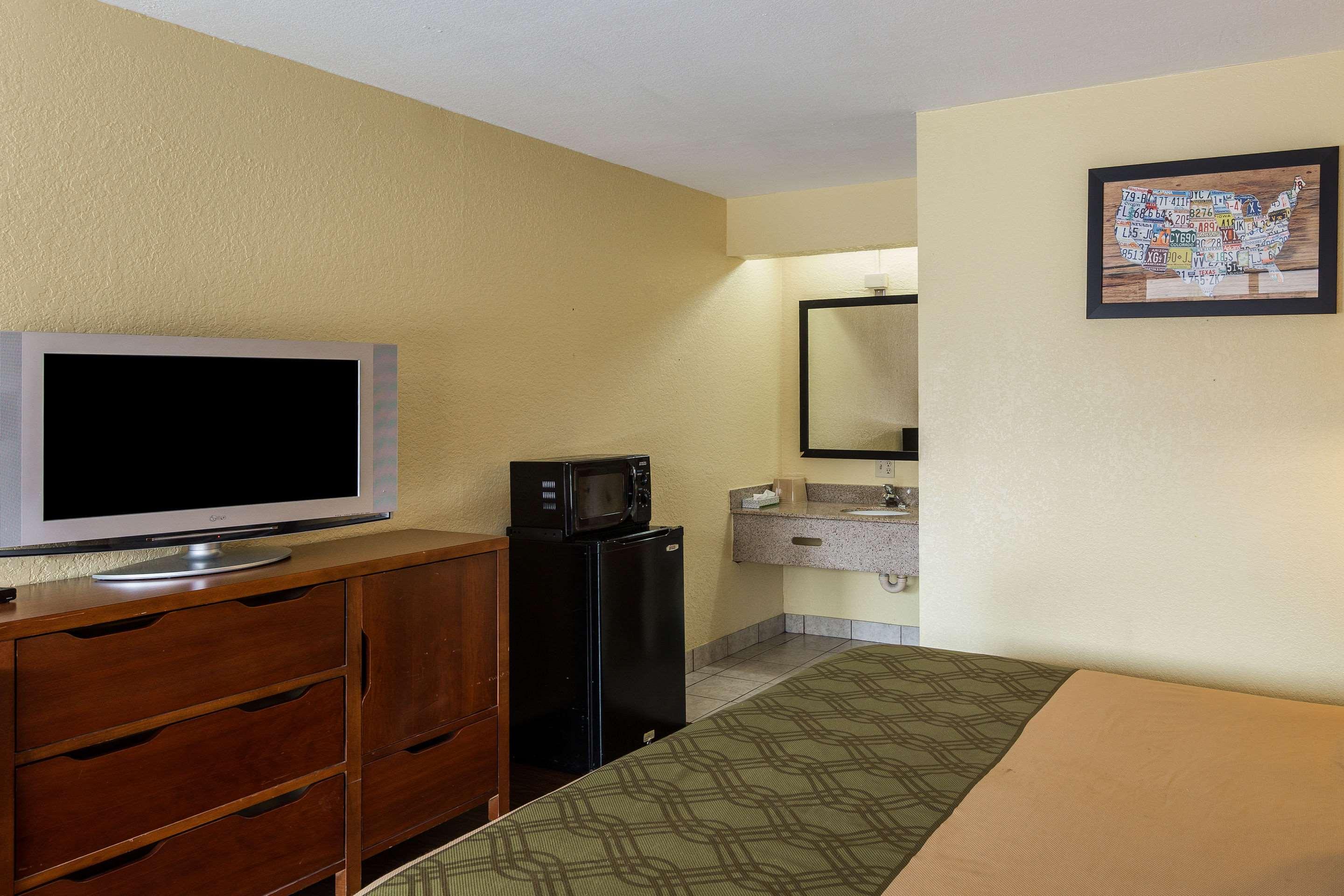Econo Lodge Pigeon Forge TN - photo 18