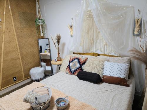 Cozy Boho Room at the Heart of Vancouver Private Parking Self Check in & just 4 mins to Metrotown in Burnaby, Canada