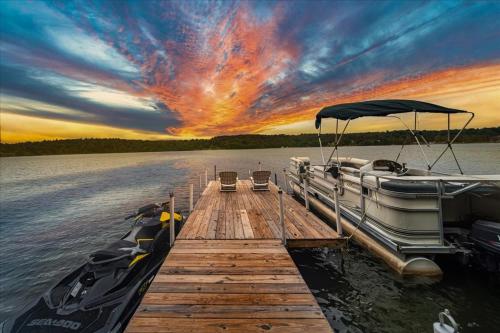 Catskills Lakefront with Hot Tub Sauna and Theater in Monticello, United States