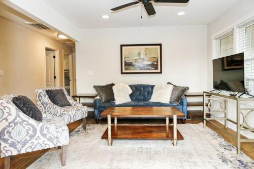 Three Bedroom Outdoorsy Escape in Huntersville — 4-Star Luxury Hotel in Huntersville, United States