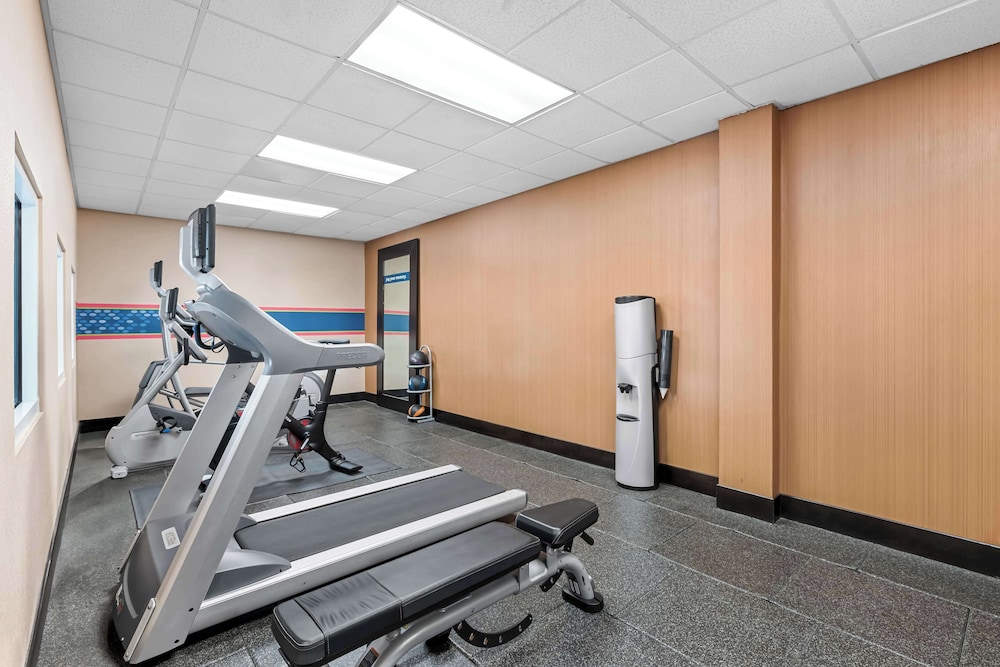 Hampton Inn & Suites Charlotte Airport - photo 33
