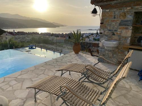 A panoramic Aegean Hideaway with pool in Ano Vathi Samos — hotel in Vathy