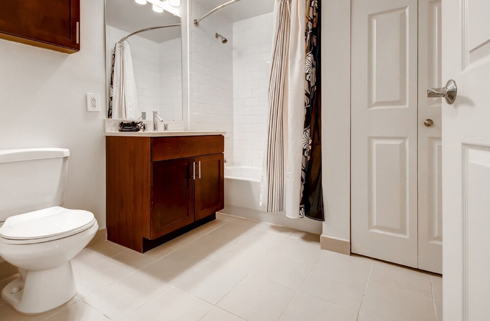 Global Luxury Suites at Tiverton Ave - photo 23