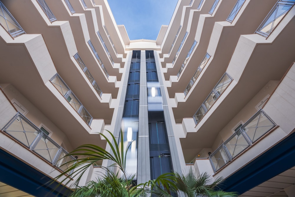 Tahiti Playa Suites — hotel in Santa Susanna