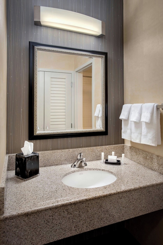 Courtyard By Marriott Hartford Windsor Airport - photo 10