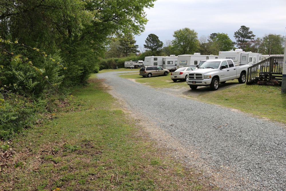 Four Oaks Lodging & RV Resort - photo 12