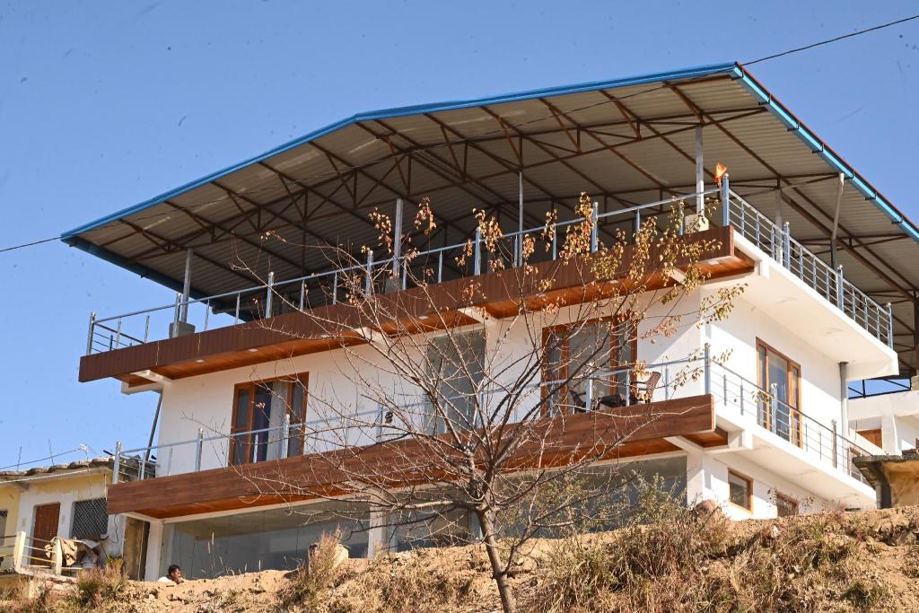 Himalayan Hill Top Resort in Tehri, India