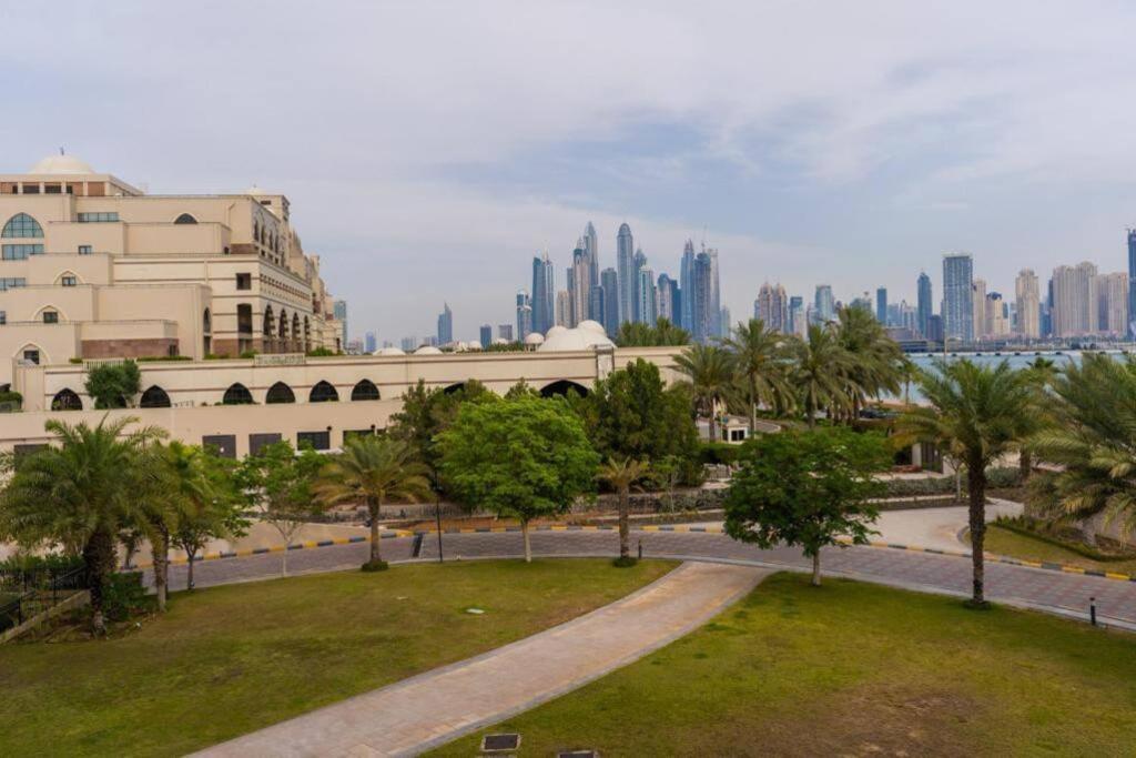 1 Bedroom Apartment with Pool — 4-Star Luxury Hotel in Dubai, United Arab Emirates