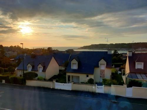 Erquy Vue Mer Centre Plages & Commerces a Pieds in Erquy, France