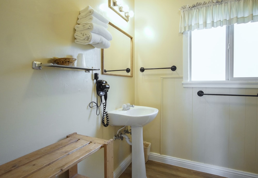 Green Gables Motel & Suites - photo 53