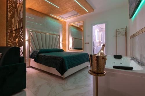 Fashion Apartment Gold Bologna With Jacuzzi & Car Garage — 4-Star Luxury Hotel in Bologna, Italy